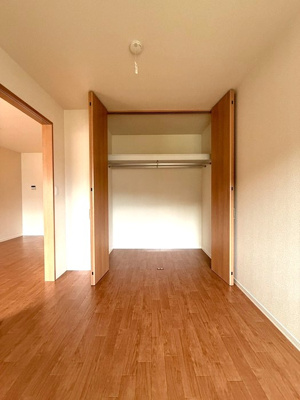 【収納】 | ベルグリーン | 洋室5.3帖のお部屋にあるクローゼットです♪かさばりやすいコートなどもハンガー掛けができてすっきり片付きます♪