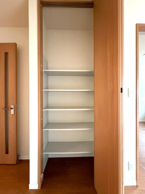 【収納】 | ベルグリーン | リビングダイニングキッチンにある収納スペースです！高さがある収納スペースでかさ張るお荷物もすっきり☆