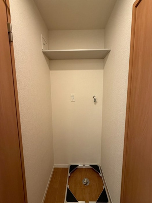 【設備】 | ベルグリーン | 洗面所にある室内洗濯機置き場です♪キャスターが付いているのでお掃除もラクラク☆上部には便利な収納棚付き！