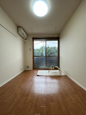 【居間・リビング】 | ベルグリーン | 南向きリビングダイニングキッチン12帖☆バルコニーに繋がるお部屋です♪エアコン付きで1年中快適に過ごせますね☆