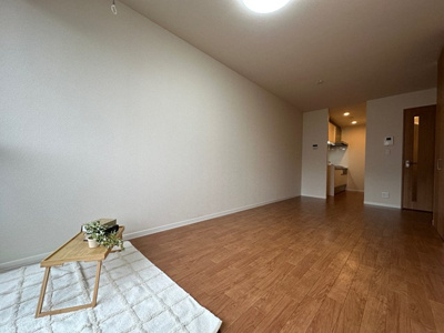 【居間・リビング】 | ベルグリーン | 南向きリビングダイニングキッチン12帖☆バルコニー側からの眺めです♪椅子とテーブルを囲んで家族団欒の時間を過ごせます♪