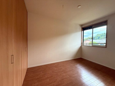 【洋室】 | ベルグリーン | 南向き洋室5.3帖☆リビングダイニングキッチンから繋がるお部屋です♪洋室なのでお掃除もカンタンです！