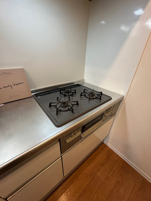 【キッチン】 | ベルグリーン | グリル付き3口ガスコンロのシステムキッチンです☆グリルがあるとお料理の幅が広がりますね♪自炊生活で楽しく健康に！