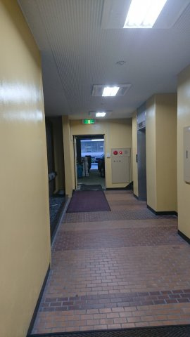 西田ビルのエントランス