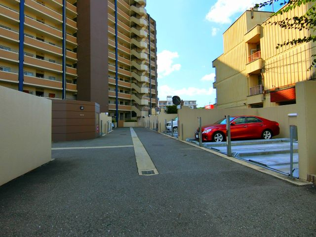 ルナコート富田林の駐車場
