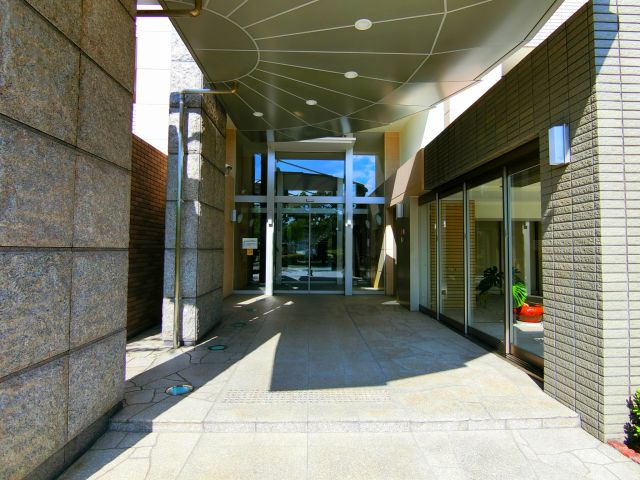 ルナコート富田林のエントランス