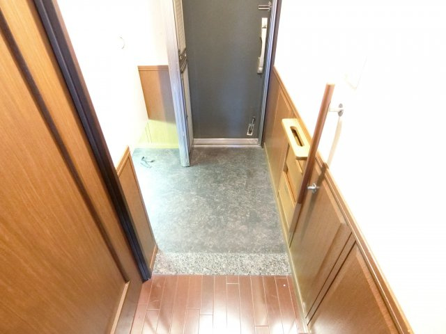 ルナコート富田林の玄関