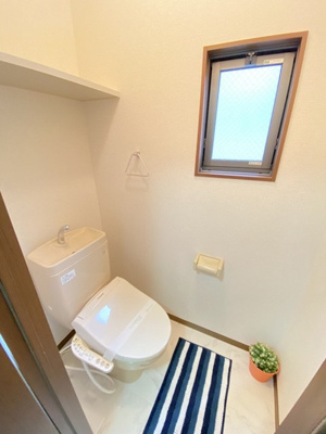 【トイレ】 | ソレアード八千代 | トイレは温水洗浄便座付き♪人気のバストイレ別です♪窓があるので換気もOK☆小物を置ける便利な棚やタオルハンガーも付いています♪