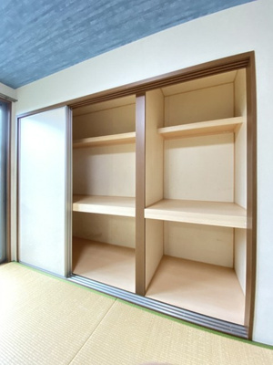 【収納】 | ソレアード八千代 | 和室6帖のお部屋には押入れ(左)と収納スペース(右)があります♪かさばるお布団や季節のお洋服を収納するのに便利！