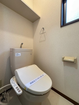 【トイレ】 | ソレアード八千代 | トイレは温水洗浄便座付き♪人気のバストイレ別です♪窓があるので換気もOK☆小物を置ける便利な棚やタオルハンガーも付いています♪