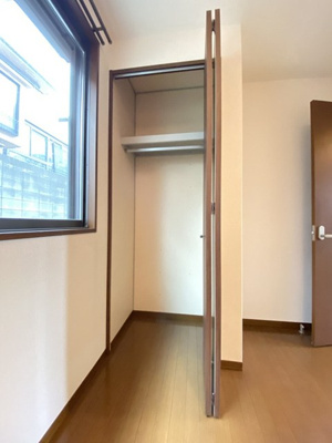 【収納】 | ソレアード八千代 | 洋室5帖のお部屋にあるクローゼットです！大切なお洋服もしわにならないようにハンガーがけができます☆