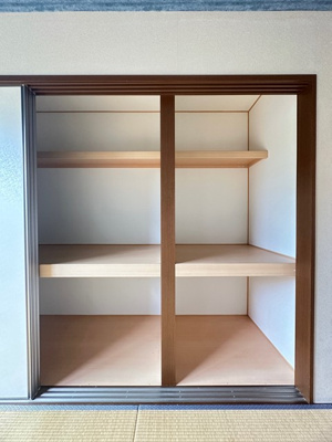 【収納】 | ソレアード八千代 | 和室6帖のお部屋には押入れ(左)と収納スペース(右)があります♪かさばるお布団や季節のお洋服を収納するのに便利！