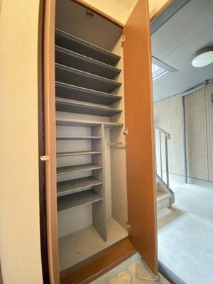 【玄関】 | ソレアード八千代 | シューズボックス付きで玄関もキレイに片付きます！お客様もスムーズにお出迎えできますね♪