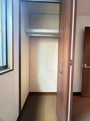 【収納】 | ソレアード八千代 | 洋室5帖のお部屋にあるクローゼットです！大切なお洋服もしわにならないようにハンガーがけができます☆