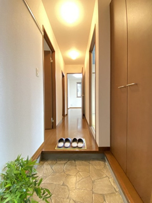 【玄関】 | ソレアード八千代 | 室内から玄関への景観です！左手に洋室5帖のお部屋、右手に和室6帖のお部屋、正面にリビングダイニングキッチンがあります♪