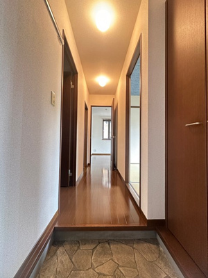 【玄関】 | ソレアード八千代 | 玄関から室内への景観です！右手に和室6帖のお部屋、左手に洋室5帖のお部屋、正面にリビングダイニングキッチンがあります☆