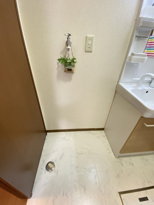 【設備】 | ソレアード八千代 | 洗面所内、洗髪洗面化粧台横にある室内洗濯機置き場です♪室内に置けるので洗濯機が傷みにくい☆