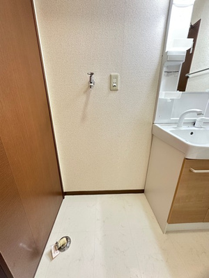 【設備】 | ソレアード八千代 | 洗面所内、洗髪洗面化粧台横にある室内洗濯機置き場です♪室内に置けるので洗濯機が傷みにくい☆