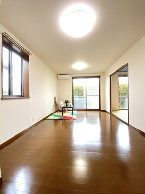 【居間・リビング】 | ソレアード八千代 | 南西向きリビングダイニングキッチン12.2帖☆バルコニーに繋がる角部屋三面採光のお部屋です♪エアコン付きで1年中快適に過ごせますね☆