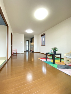 【居間・リビング】 | ソレアード八千代 | 南西向きリビングダイニングキッチン12.2帖☆窓側からの眺めです☆椅子とテーブルを囲んで家族団欒の時間を過ごせます♪