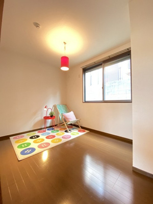 【洋室】 | ソレアード八千代 | 洋室5帖☆玄関から入って左側にあるお部屋です♪クローゼットがあるのでお洋服をすっきり収納できます☆