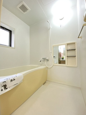 【浴室】 | ソレアード八千代 | 家族の入浴時間がずれても温められる追い焚き機能付きのバスルーム☆換気のできる小窓付きです☆