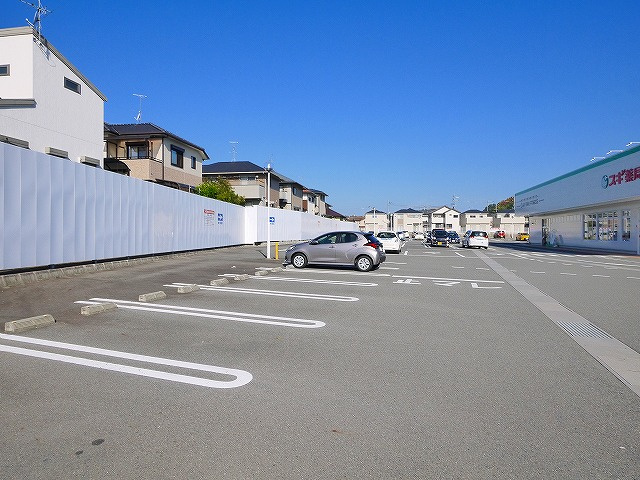中村屋三松貸店舗の駐車場
