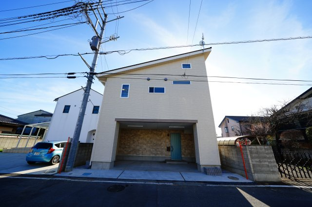 CASA片岡町の外観|現地写真　木目が綺麗な車庫と駐車場です。