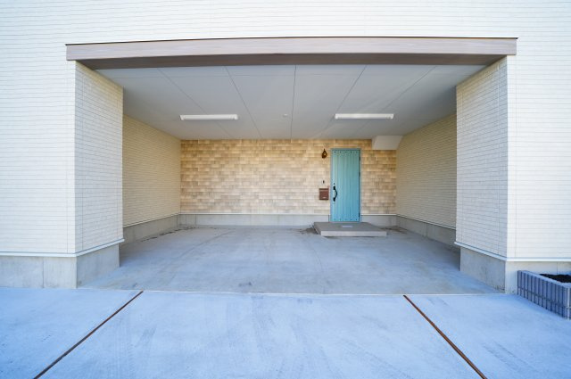 【外観】 | CASA片岡町 | 現地写真　雨の日や雹の時にも安心なビルトインガレージ！