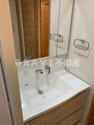 ＪＡＳＰＥＲ御堂筋本町　BRAVI不動産の独立洗面台|【ジャスパ御堂筋本町】独立洗面台あり、毎朝おしゃれに忙しい女性の方におすすめです