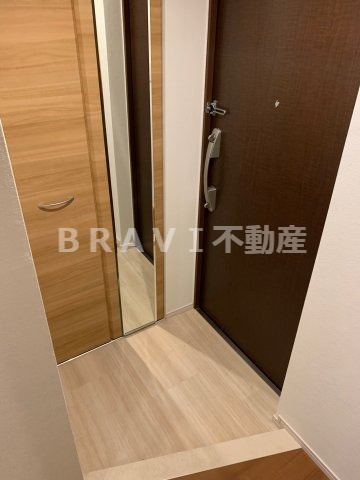 ＪＡＳＰＥＲ御堂筋本町　BRAVI不動産の玄関|【ジャスパ御堂筋本町】シンプルで使いやすい玄関です