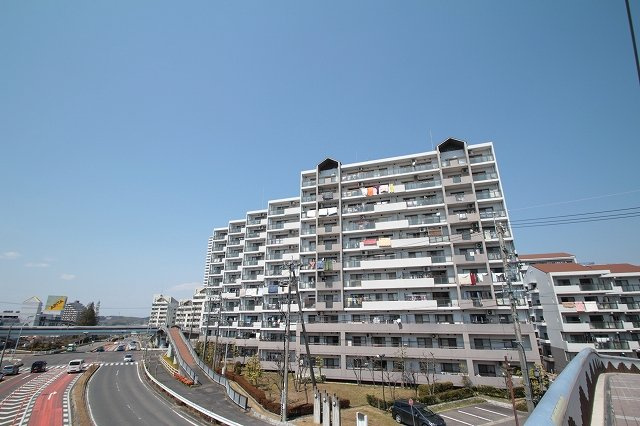 アクシス光ヶ丘１号棟の外観|バス停近くです。