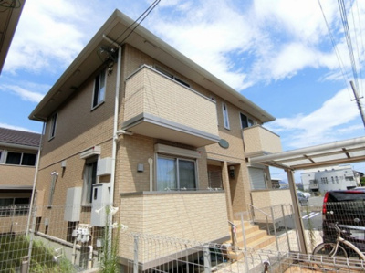 【外観】 | カーサヴィエントⅢ | 小田急線「百合ヶ丘」駅より徒歩圏内！ペット＆楽器OKのテラスハウス☆コンビニが近くて便利な住環境です♪