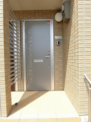 【エントランス】 | カーサヴィエントⅢ | 玄関ポーチがあります☆雨の日も濡れずに傘が差せますね♪