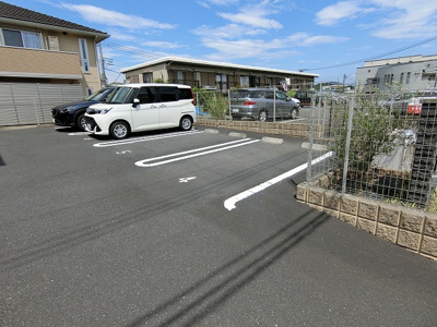 【駐車場】 | カーサヴィエントⅢ | いつでも目の届く敷地内に駐車場を完備しています♪荷物がかさばりがちなお買物にも、車があると便利ですよね☆