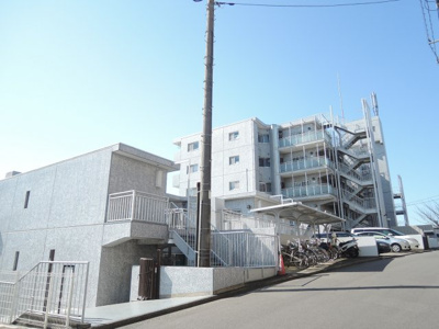 【外観】 | コスモ青葉台ウエストヒルズB棟 | 収納力の高いウォークインクローゼットや住まいの独立性を高める玄関ポーチ付です♪