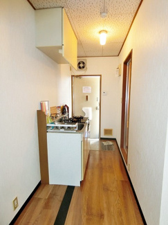 【展望】 | 洋室6帖のお部屋から玄関への景観です♪キッチンの右手にバスルームがあります♪