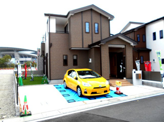 【外観】 | 外観もきれいです。駐車場並列２台。らすと1棟。庭付き４８坪。価格変更してます。