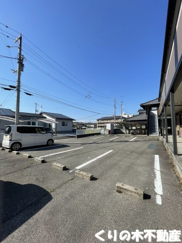 【駐車場】 | 蔵・KATAYAMA B棟 | 車をお持ちの方に嬉しい駐車場付きの物件です