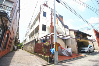 【外観】 | 東側は通路になっているので、隣家との距離に余裕があります。日当たりや通風が良好です。