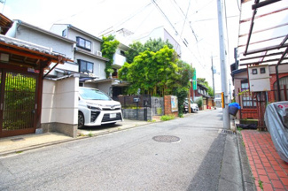 【前面道路含む現地写真】 | 《京都市立西陣中央小学校》が約350ｍと通学面でも安心の距離。保育機関や病院も徒歩圏内にあり安心の暮らし