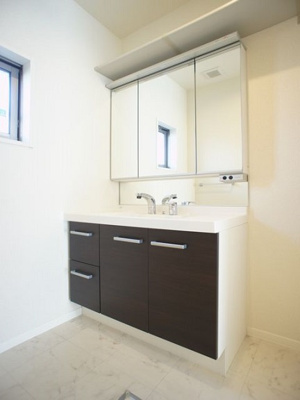 【独立洗面台】 | ヴィラーチェP | 三面鏡の洗髪洗面化粧台と洗濯機置き場があります♪