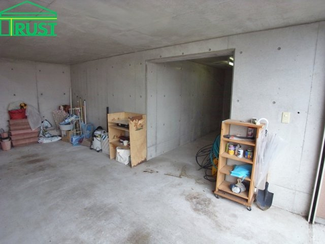 霞ヶ丘3丁目中古戸建の駐車場|駐車場の中のバイクスペースです、とにかく収納が多い。