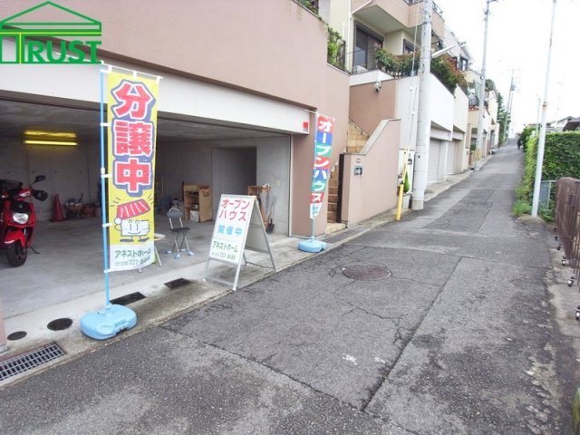 霞ヶ丘3丁目中古戸建の駐車場|堀込車庫ですが大型車2台大丈夫です、なんと別にバイクスペースもあります。大事なお車が雨ざらしにならずに守られます。