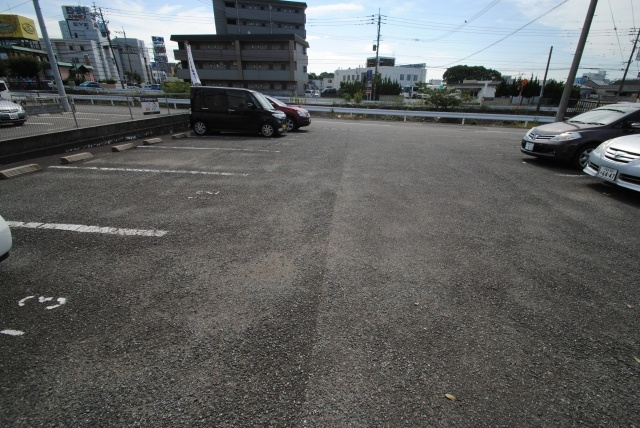 オリエントクレストの駐車場
