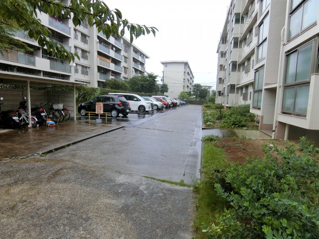 明舞12団地39号棟の駐車場