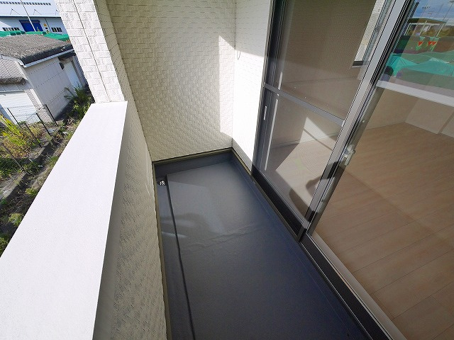 メゾンドココのバルコニー|外からの目が気にならないバルコニーで洗濯物が干せます