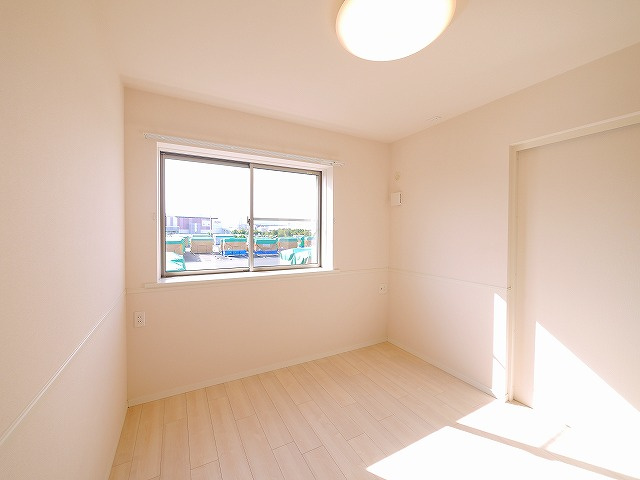 メゾンドココの寝室|明るい洋室です。