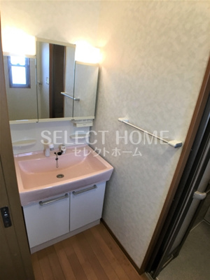 【独立洗面台】 | レジデンスマルセラ | 独立洗面台、小物を置くことができて便利です