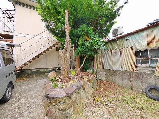 春藤グリーンハイツのその他共用部分|植栽もあざやかですね。